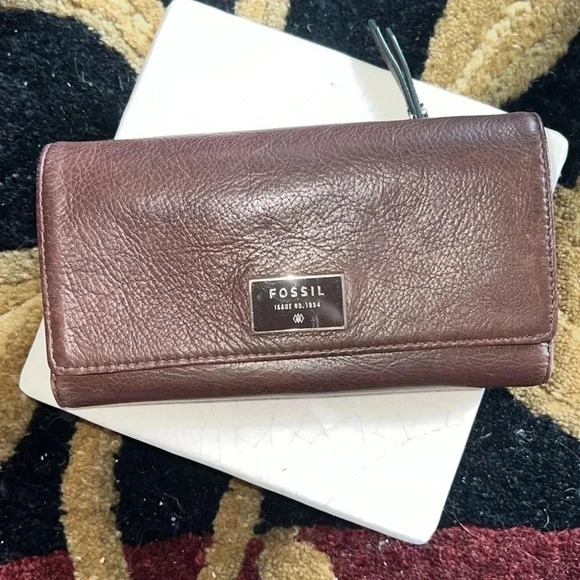 Fossil Women’s Dark Brown Leather Wallet 5 Slots for Cash, 12 Credit Cards - Picture 14 of 15